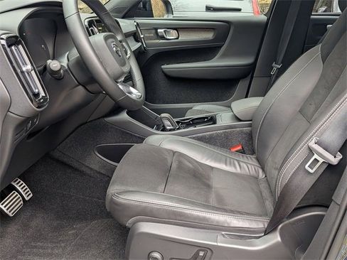 Used 2022 Volvo XC40 P8 Recharge Ultimate image 12