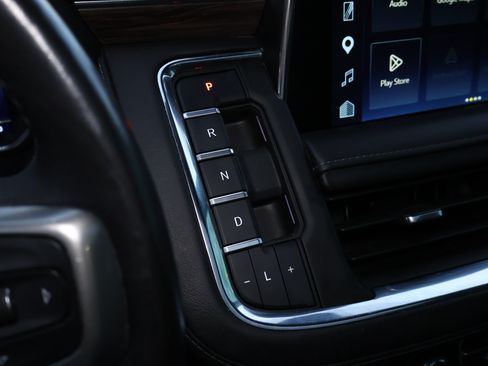 Used 2023 Chevrolet Tahoe Z71 w/ Luxury Package AWD/4WD image 19