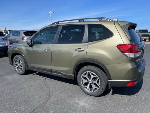Used 2022 Subaru Forester Premium AWD/4WD image 5