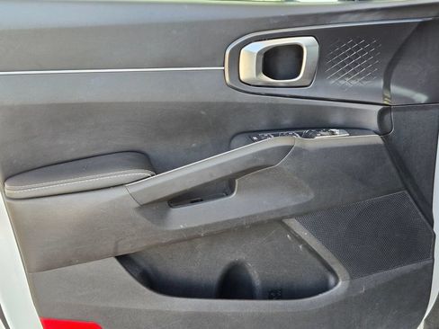Used 2023 Kia Sorento LX AWD/4WD image 11