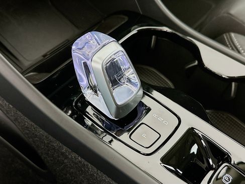 Used 2025 Volvo XC40 B5 Plus image 25