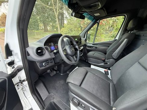 Used 2021 Mercedes-Benz Sprinter 2500 image 14