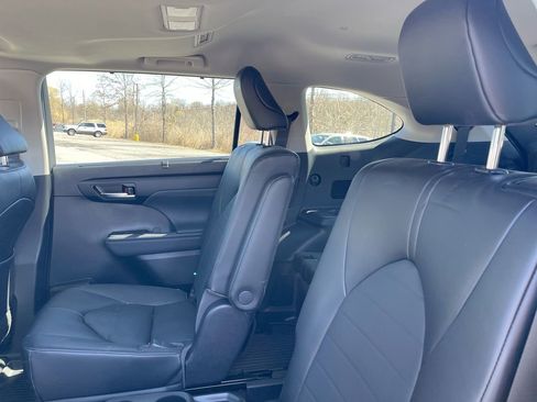 Used 2023 Toyota Highlander XLE AWD/4WD image 8
