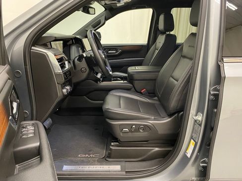 Used 2025 GMC Yukon Denali AWD/4WD image 14