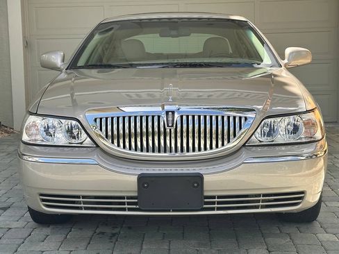 Used 2007 Lincoln Town Car Signature Limited RWD image 25
