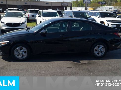 Used 2025 Hyundai Elantra SE image 11