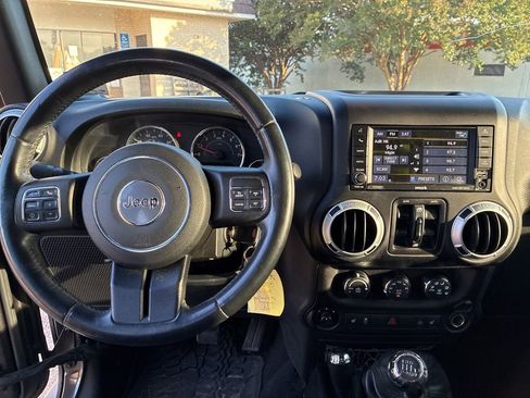 Used 2016 Jeep Wrangler Unlimited Sahara w/ Connectivity Group AWD/4WD image 19
