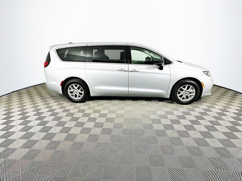Certified 2024 Chrysler Pacifica Touring-L image 13