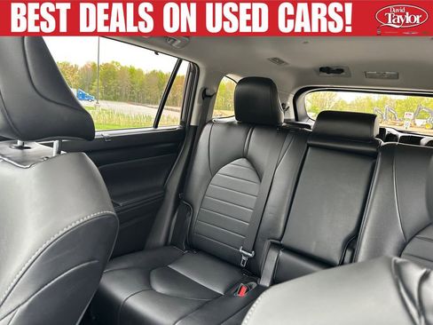 Used 2021 Toyota Highlander XLE AWD/4WD image 14