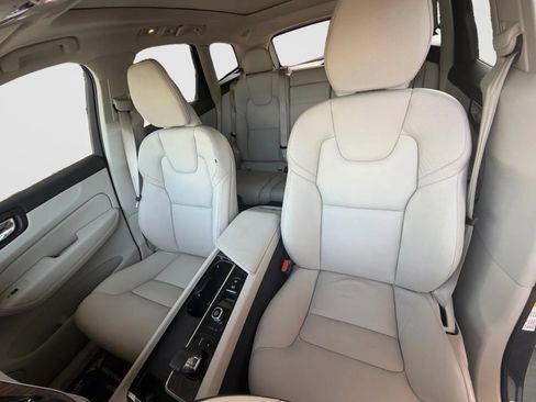 Used 2022 Volvo XC60 B5 Momentum w/ Climate Package AWD/4WD image 13