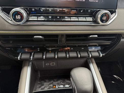 Used 2024 Chevrolet Colorado ZR2 w/ ZR2 Convenience Package III AWD/4WD image 13