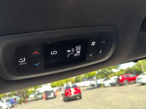 Used 2025 Chrysler Pacifica Select FWD image 24
