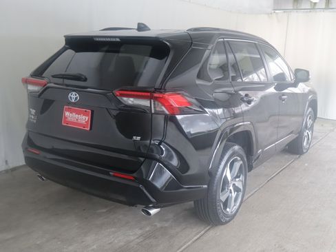 Used 2023 Toyota RAV4 SE w/ Weather & Moonroof Package image 26