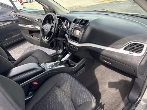 Used 2019 Dodge Journey SE image 19