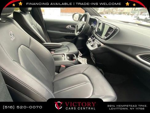 Used 2023 Chrysler Pacifica Touring-L image 9