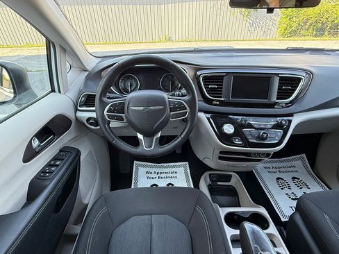 Used 2022 Chrysler Voyager LX FWD image 13