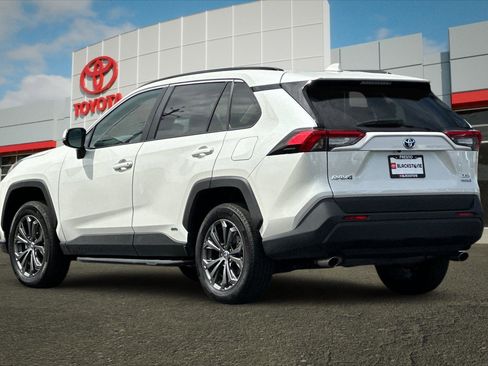Used 2022 Toyota RAV4 XLE Premium AWD/4WD image 5