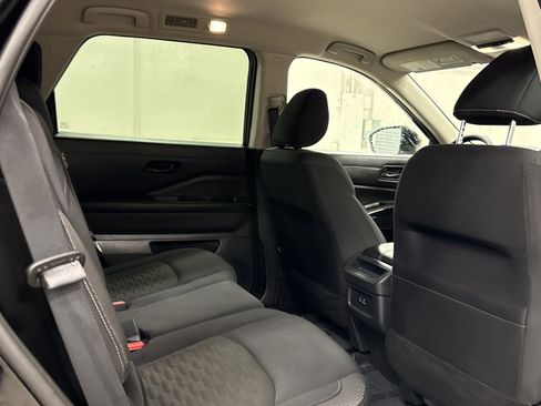 Used 2024 Nissan Pathfinder S image 16
