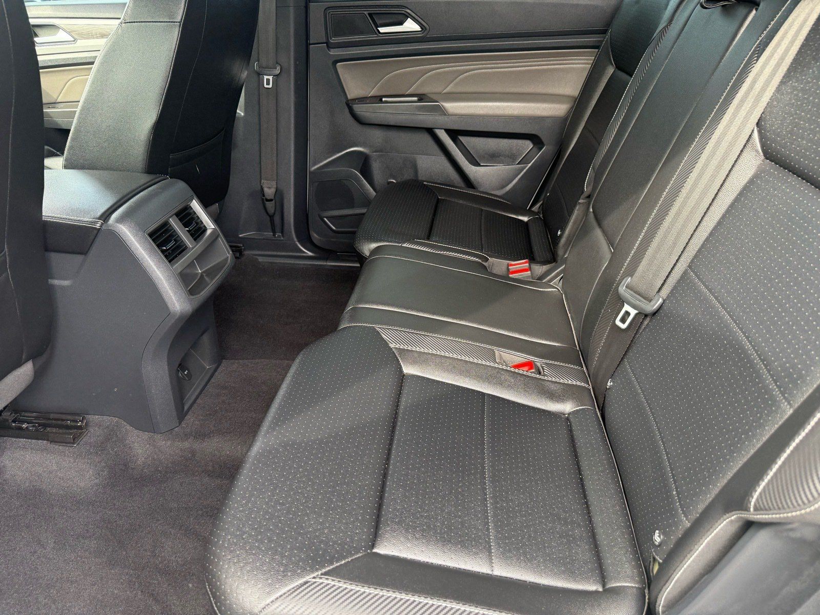 Used 2022 Volkswagen Atlas Cross Sport SE FWD image 27