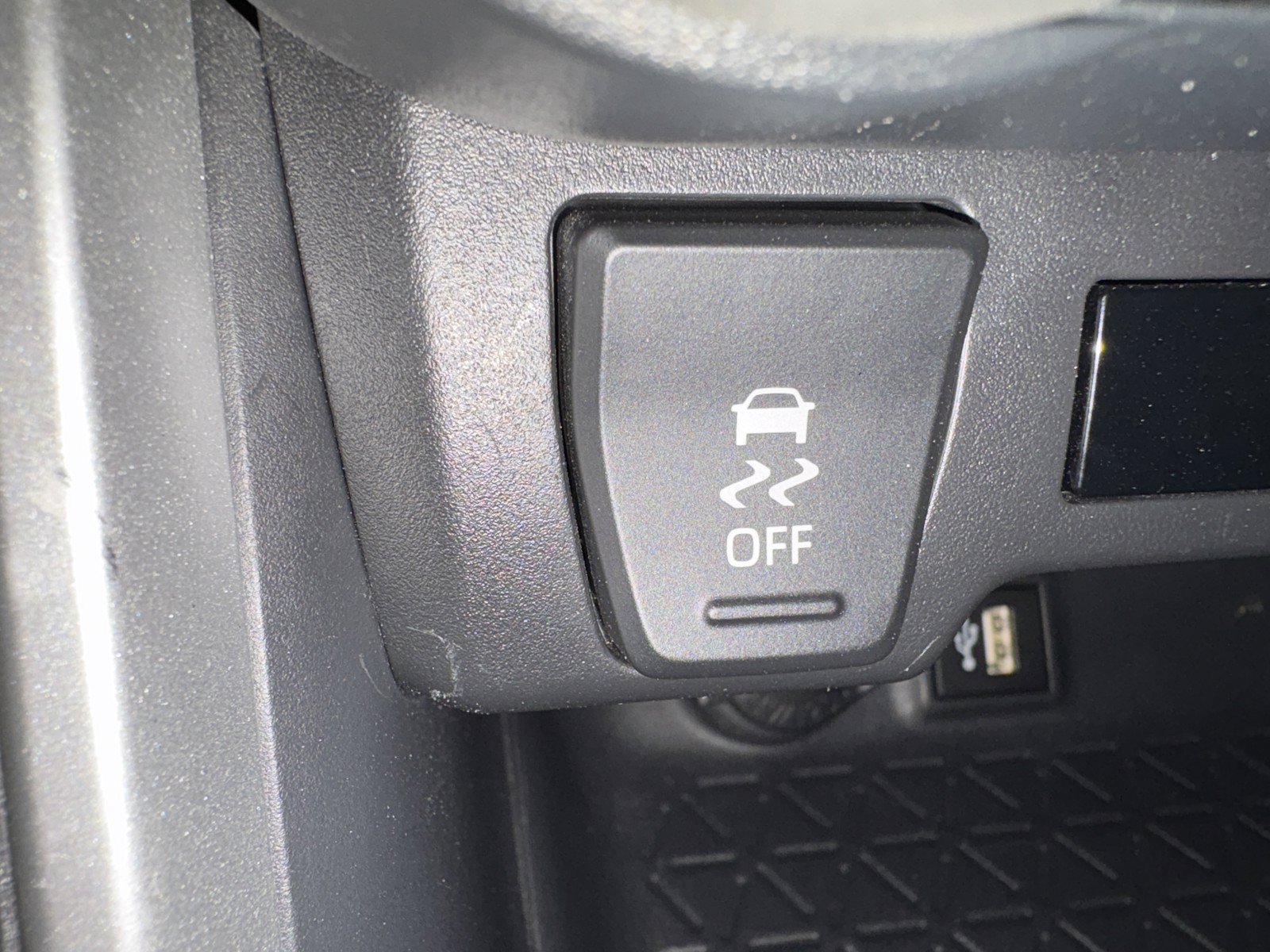 Used 2024 Toyota RAV4 LE AWD/4WD image 39