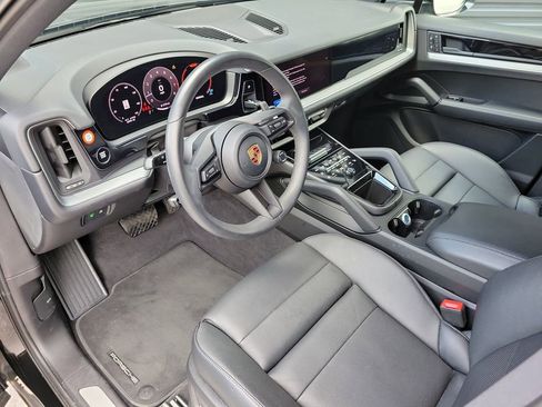 Certified 2025 Porsche Cayenne AWD/4WD image 4