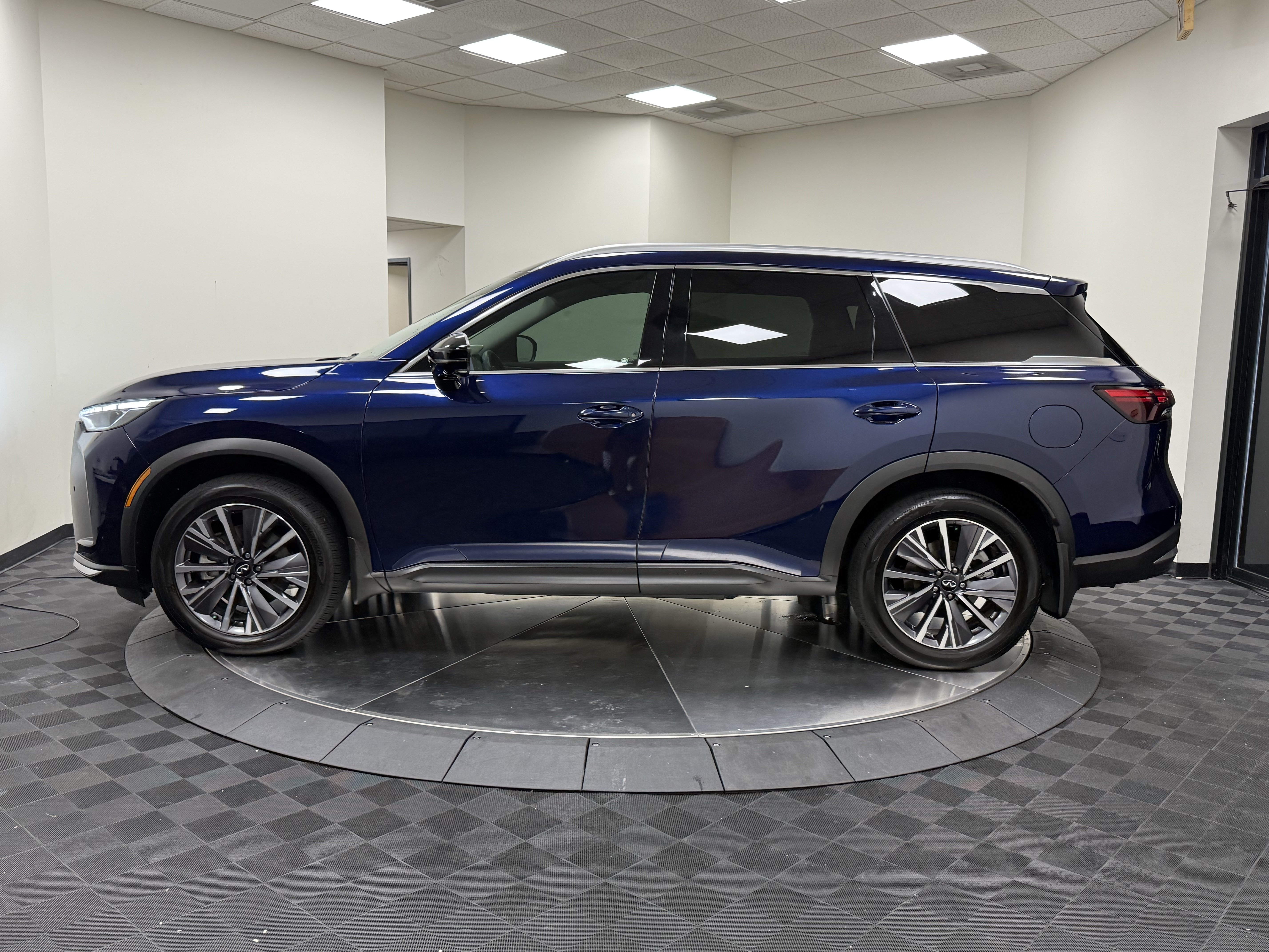 Certified 2027 INFINITI QX60 Luxe w/ Cargo Package FWD image 4