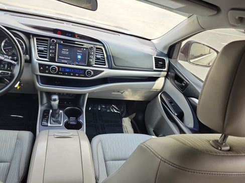 Certified 2018 Toyota Highlander Plus w/ Carpet Mat Package (TMS) AWD/4WD image 15