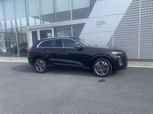 Used 2025 Audi Q5 Premium w/ 19" Wheel Package image 2