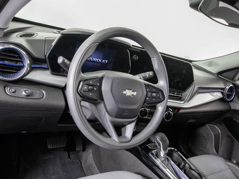 Used 2025 Chevrolet Trax LT FWD image 17