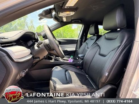 Used 2025 Jeep Compass Limited AWD/4WD image 9