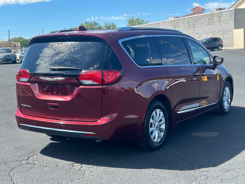 Used 2018 Chrysler Pacifica Touring-L FWD image 3