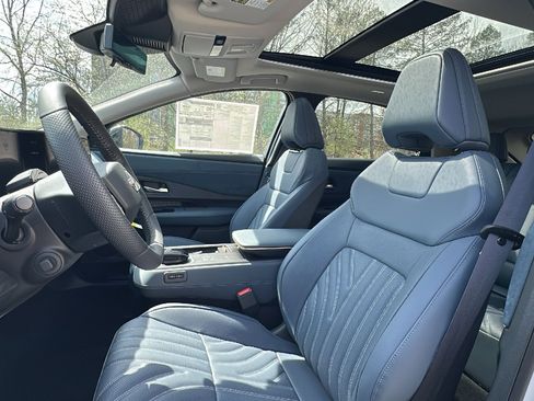 New 2025 Nissan Ariya Platinum image 11