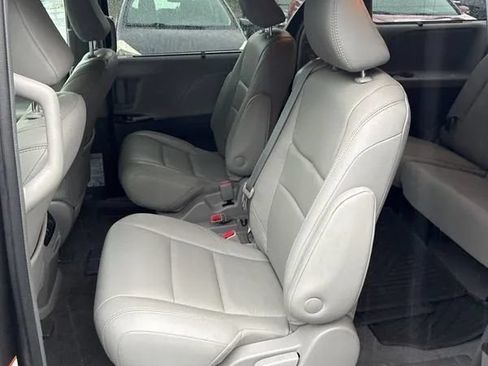 Used 2018 Toyota Sienna XLE w/ XLE Navigation Package FWD image 21