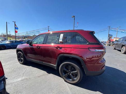 Certified 2024 Jeep Grand Cherokee Altitude image 3