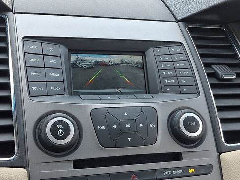 Used 2015 Ford Taurus SE image 18