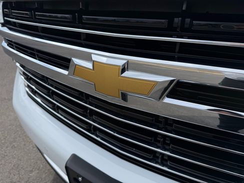 Used 2024 Chevrolet Suburban LT image 12