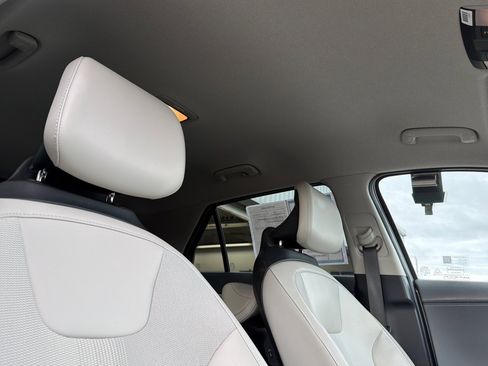 Used 2023 Kia Niro EX image 17