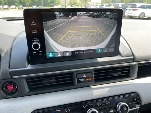 Used 2025 Honda Pilot Touring image 17