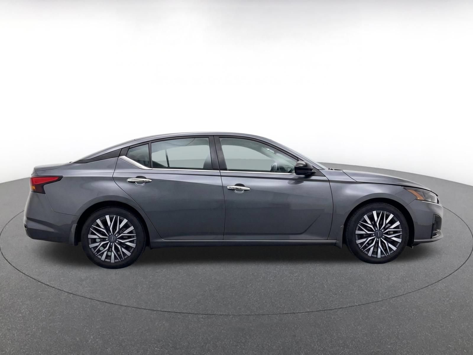 Used 2025 Nissan Altima 2.5 SV FWD image 12