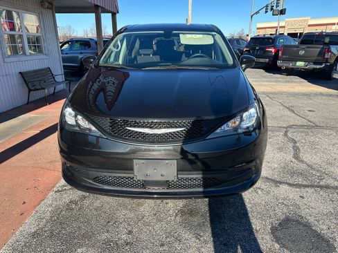 Used 2021 Chrysler Voyager L image 2