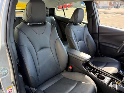 Used 2020 Toyota Prius XLE image 17