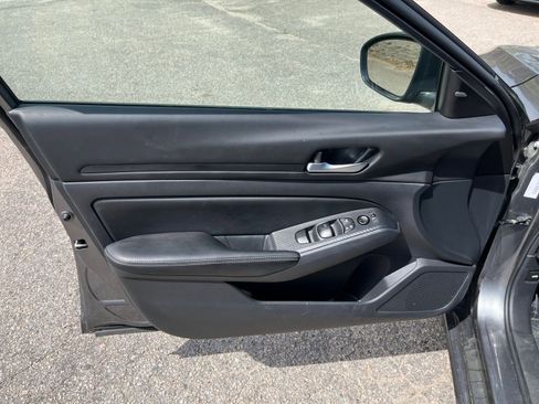 Used 2025 Nissan Altima 2.5 SV image 18