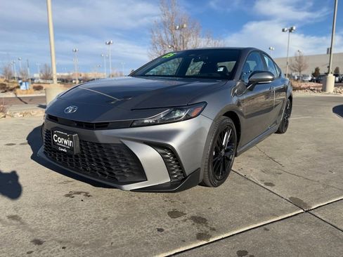 Used 2025 Toyota Camry SE image 3