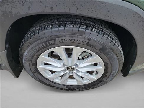 Used 2025 Toyota Corolla Cross LE image 10