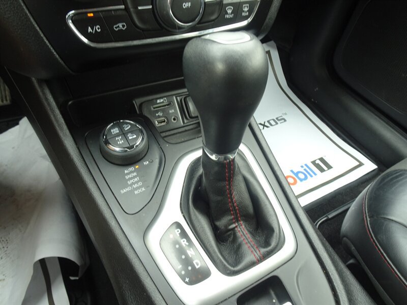 Used 2017 Jeep Cherokee Trailhawk w/ Cold Weather Group AWD/4WD image 15