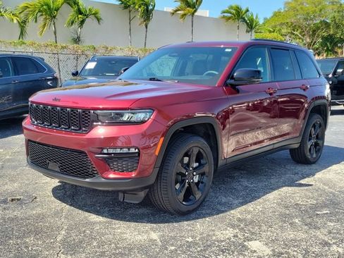 Used 2025 Jeep Grand Cherokee Limited w/ Black Appearance Package RWD image 31