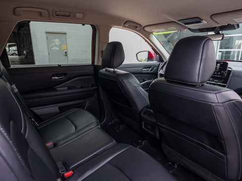 Used 2024 Nissan Pathfinder SL w/ Black Appearance Package image 17