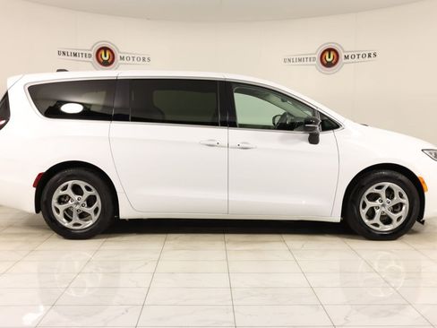 Used 2024 Chrysler Pacifica Limited FWD image 2