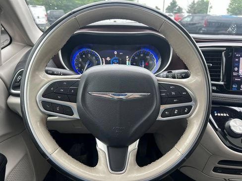 Used 2020 Chrysler Pacifica Limited w/ Tire & Wheel Group FWD image 14