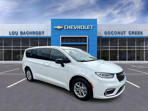 Used 2024 Chrysler Pacifica Touring FWD image 2